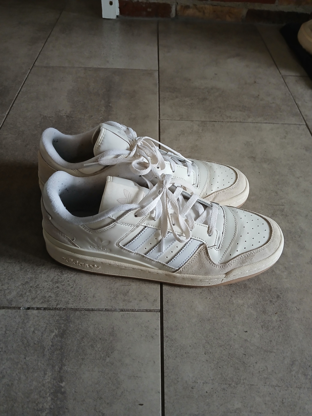 adidas Men's Off-White/Beige Low-Top Leather Sneakers